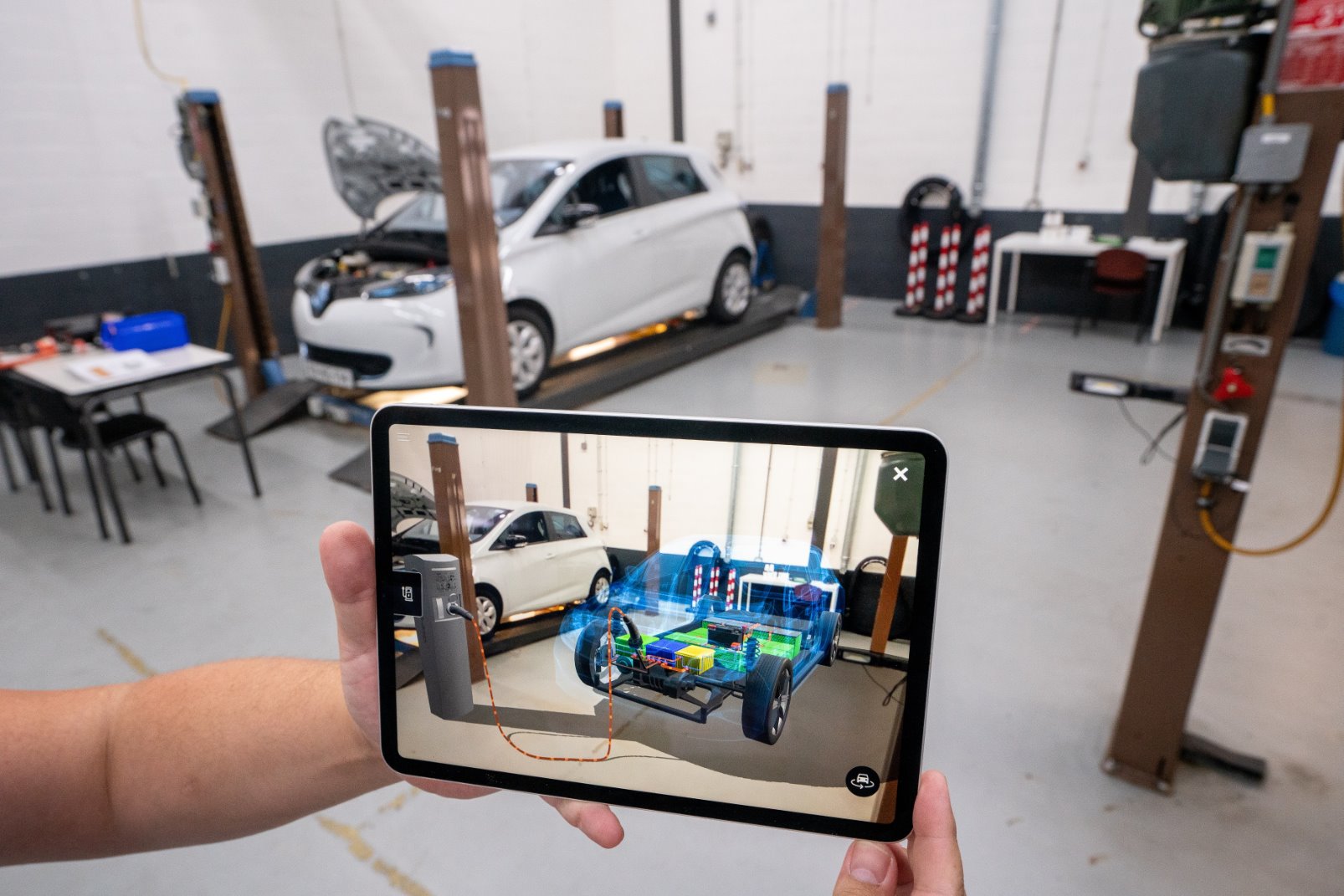 AR-oplossingen voor training en support – Afbeelding met voertuig Landvoertuig grond persoon Automatisch gegenereerde beschrijving AR-oplossingen voor training en support - Afbeelding met voertuig Landvoertuig grond persoon Automatisch gegenereerde beschrijving